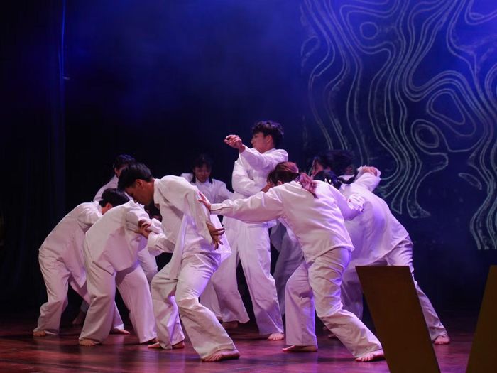 Mashup “Chihiro x ilomilo” để lại sâu lắng và suy nghĩ cho khán giả. Ảnh: LCD Crewz.