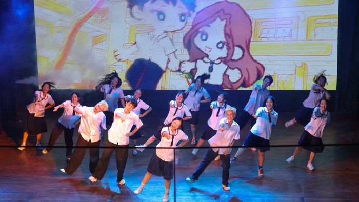 Dance Showcase: VÌ? mở đầu đầy sôi động với tiết mục nhảy hiện đại “Hơn là bạn”. Ảnh: Quốc Quân.