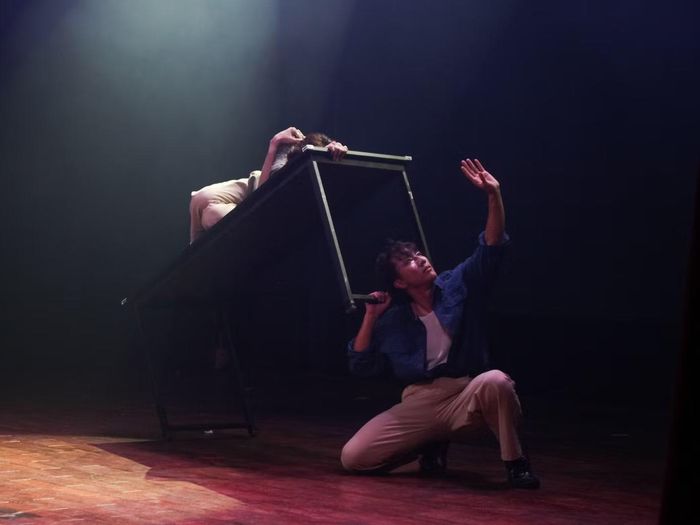 Lắng đọng và mãn nhãn trước vũ điệu với hai dancer Việt Hoàng (phải) và TB (trái) trong "Tụi mình đã có nỗi buồn thật đẹp". Ảnh: LCD Crewz.