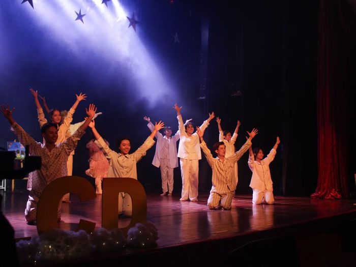 Những dancer trong những bộ đồ ngủ ví von về ước mơ. Ảnh: LCD Crewz.