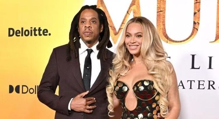  Jay-Z và Beyoncé đều từng giữ vị trí nghệ sĩ chính tại Super Bowl Halftime Show. 