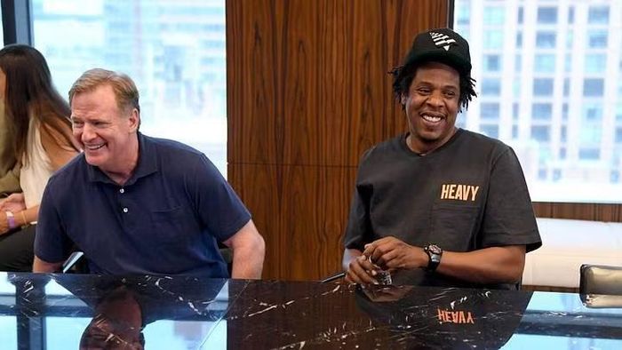  Jay-Z và Ủy viên điều hành NFL - Roger Goodell tại buổi họp báo công bố thỏa thuận hợp tác giữa NFL và Roc Nation năm 2019. 