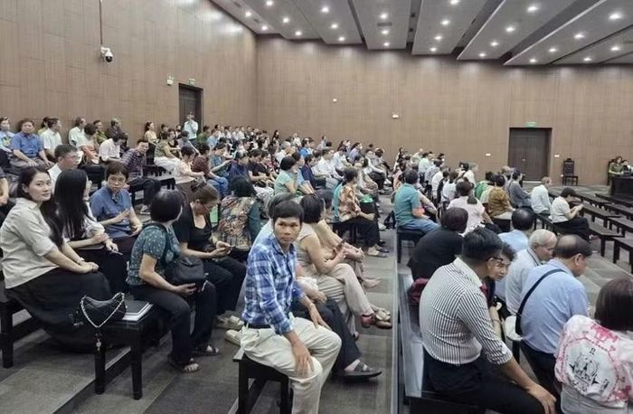 Đông đảo bị hại đến phiên tòa (trả hồ sơ điều tra bổ sung) với mong muốn lại tiền.