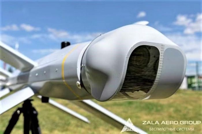 Kết cấu khung thân chiếc UAV cảm tử này rất đặc trưng với cặp cánh hình chữ X giúp điều khiển bay và di chuyển. Phần phía trước có một trạm quang học, phần giữa chứa đầu đạn, pin và động cơ điện, còn phần đuôi tích hợp một cánh quạt đẩy.