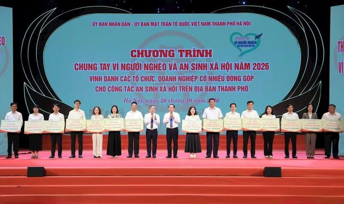 Bí thư Thành ủy Hà Nội Trần Đức Thắng và Chủ tịch UBND thành phố Hà Nội Vũ Đại Thắng trao hỗ trợ cho các địa phương. Ảnh: Quang Thái