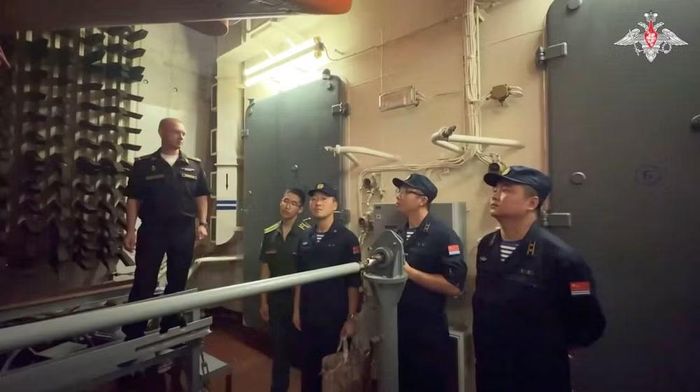 Hạm đội tàu ngầm của Trung Quốc, đặc biệt là loại phi hạt nhân, ban đầu dựa hoàn toàn vào công nghệ của Liên Xô và Nga, mặc dù hải quân nước này hiện đã chuyển sang sử dụng các nền tảng do chính họ nghiên cứu chế tạo.