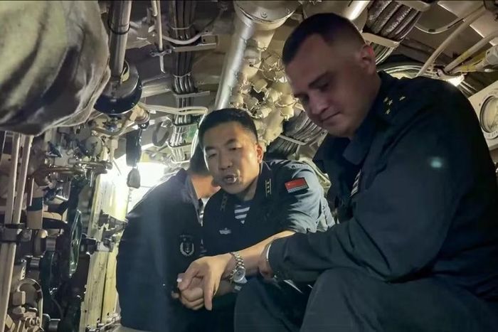Tuy vậy các nguồn tin từ chính phủ Mỹ cho rằng ngay cả chương trình tàu ngầm hạt nhân của Trung Quốc vẫn tiếp tục nhận được sự hỗ trợ kỹ thuật đáng kể từ Nga, đặc biệt là trong lĩnh vực "tàng hình âm thanh".