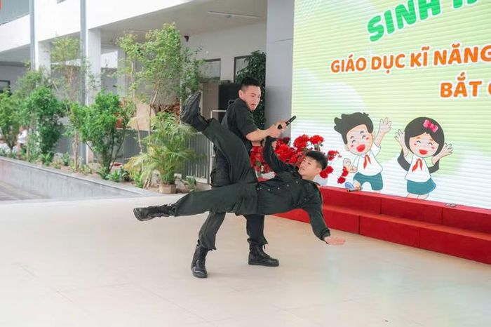 Đại úy Ngô Quang Diệm – Phó Đại đội trưởng Đại đội 3, Tiểu đoàn Cảnh sát cơ động số 1; Phó Bí thư Đoàn cơ sở Phòng Cảnh sát cơ động thị phạm tình huống võ thuật cho các em học sinh