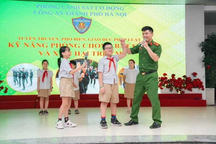 Thượng úy Lê Văn Ba – Phó Tiểu đoàn trưởng, Tiểu đoàn Cảnh sát cơ động số 4 đặt các câu hỏi tình huống thực tế về cách xử lý khi gặp người lạ cho học sinh.