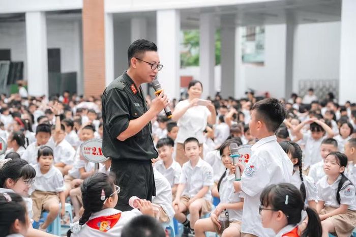 Các em học sinh hào hứng giơ tay xin trả lời các câu hỏi xử lý tình huống thoát hiểm.