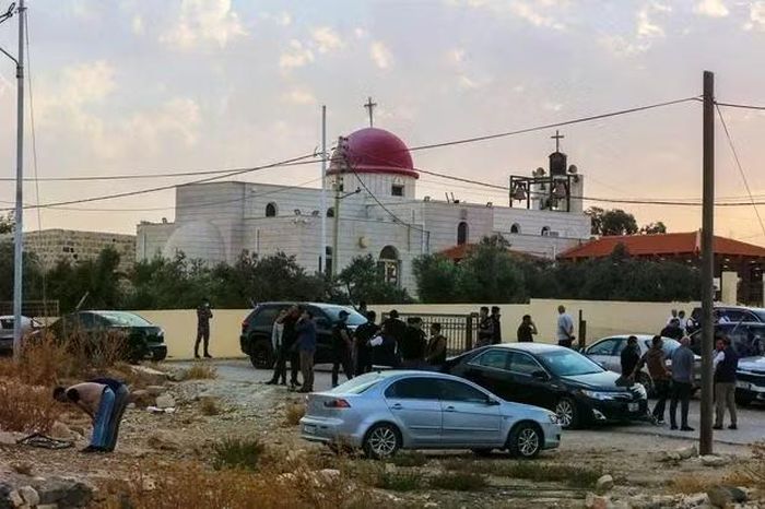 Cảnh sát làm nhiệm vụ bên ngoài nhà thờ Chính thống giáo Hy Lạp ở Hamoud thuộc tỉnh Karak của Jordan, hôm 23-10. Ảnh: AFP/Getty Images