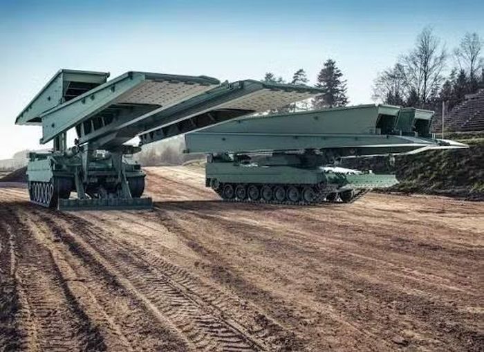 KNDS Leguan được thiết kế để nhanh chóng xây dựng cầu vượt qua các chướng ngại vật trên mặt nước và trên đất liền. Hệ thống này cũng sử dụng khung gầm xe tăng Leopard 2, có thể lắp đặt một cây cầu dài 26 mét, hoặc hai cây cầu dài 14 mét.
