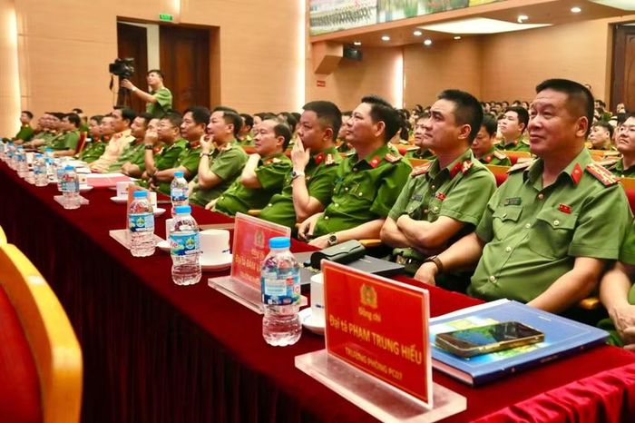 Cái đại biểu tham dự