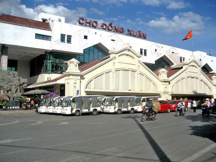 Theo chân người dân địa phương, nữ tác giả bắt đầu chuyến tham quan tại ngõ chợ Đồng Xuân từ sáng sớm (Ảnh: TITC)