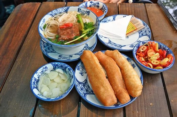 Phở bò sốt vang kèm quẩy và giấm tỏi ớt (Ảnh: TITC)