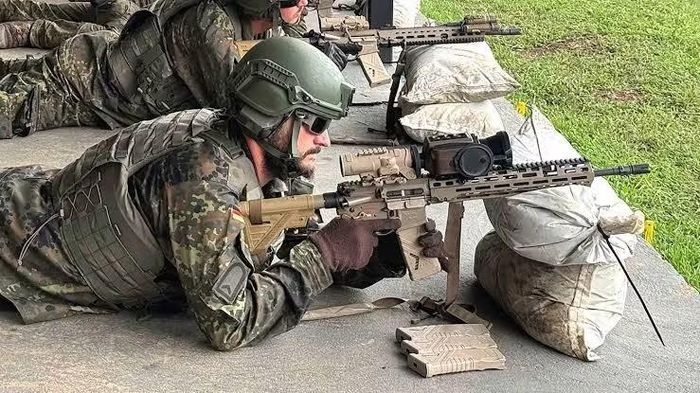 Nó được thiết kế để dần thay thế khẩu G36 trong quân đội Đức. Những khẩu súng trường tiêu chuẩn mới đầu tiên bắt đầu được chuyển đến các đơn vị chiến đấu của Bundeswehr vào tháng 12/2025.