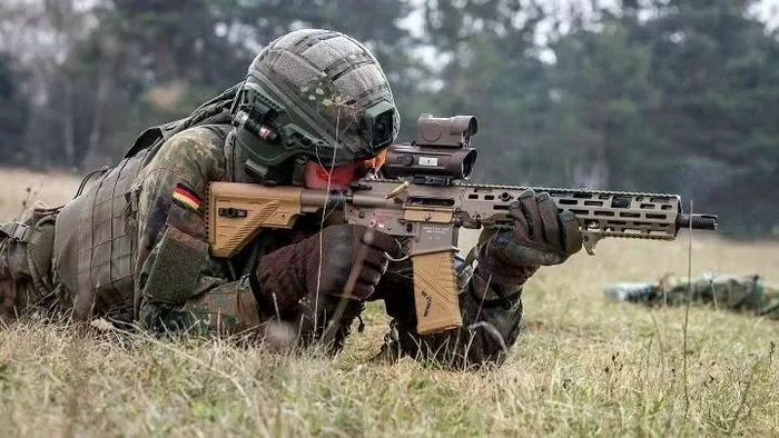 Trước đó Quân đội Ukraine đánh giá tích cực các mẫu G36K và G36C nhỏ gọn, và trong số các đặc điểm của súng trường G3 cỡ nòng 7,62 mm do Đức chế tạo và viện trợ, họ lưu ý rằng trọng lượng của nó lớn hơn đáng kể so với những khẩu Kalashnikov phổ biến.