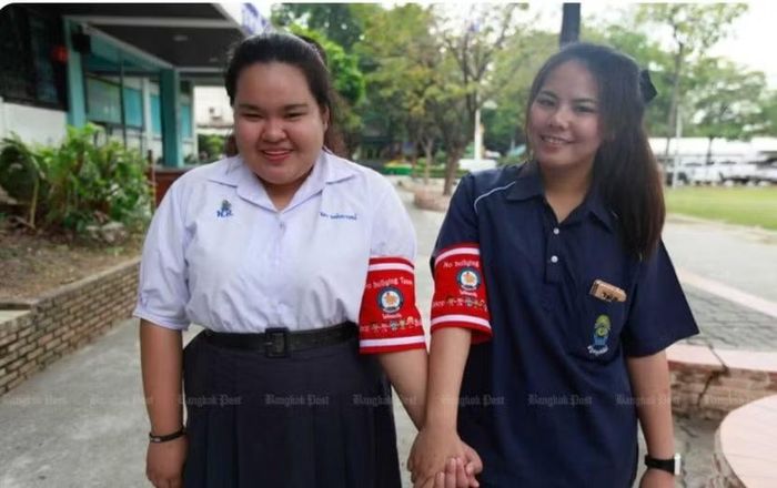 Hai em học sinh Ticha Wongparwed và Nithima Namtanchuan, học sinh lớp 11, thành viên của đội chống bắt nạt học đường tại Trường Pibool Uppatham ở Bangkok, Thái Lan
