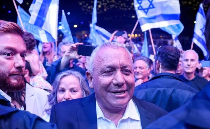 Ông Eisenkot sinh tại thành phố Tiberias, miền bắc Israel, trong một gia đình Do Thái gốc Morocco. Gia đình ông chuyển đến thành phố Eilat ở miền nam khi ông còn nhỏ.