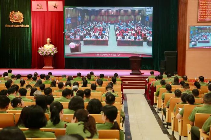 Các đại biểu dự hội nghị tại điểm cầu hội trường CATP Hà Nội