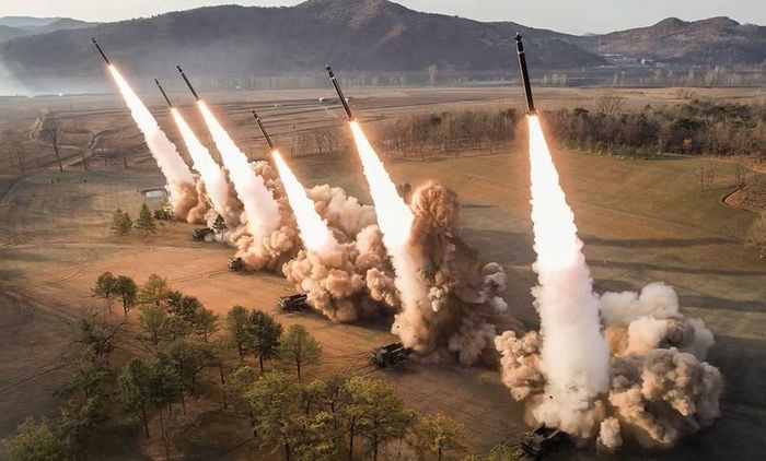 Giáo sư Lim Eul-chul thuộc Đại học Kyungnam nhận định việc phô diễn pháo binh có thể phát đi tín hiệu rằng Bình Nhưỡng sẵn sàng thực thi chính sách biên giới bằng sức mạnh quân sự, thay vì chỉ dựa vào đối thoại.