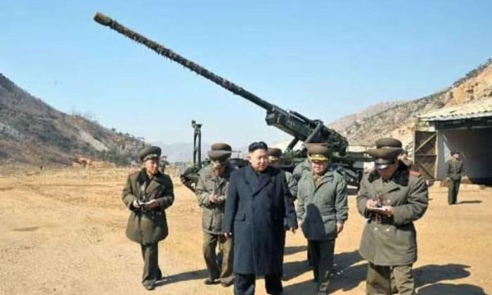 Ít nhất 3 tổ hợp pháo tự hành Triều Tiên được ghi nhận hướng nòng về phía nam. Cùng thời điểm, khoảng 20-30 binh sĩ nước này được cho là đang dựng thêm hàng rào bên trong Khu Phi quân sự liên Triều (DMZ).