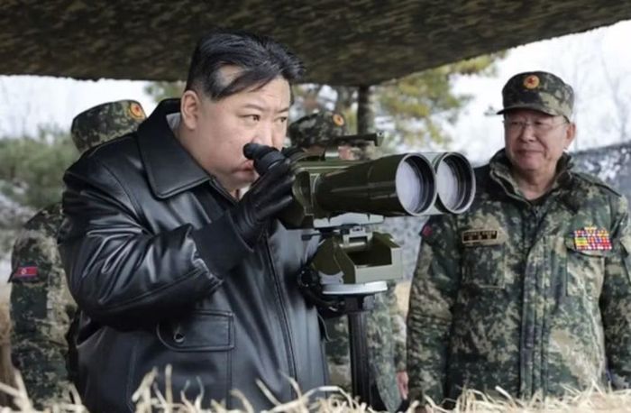 Ông Shin Jong-woo, Tổng thư ký Diễn đàn An ninh và Quốc phòng Hàn Quốc, đánh giá việc triển khai pháo tự hành gần hàng rào biên giới là diễn biến bất thường, có chủ đích và có thể báo hiệu sự dịch chuyển của các đơn vị pháo binh tiền tuyến.