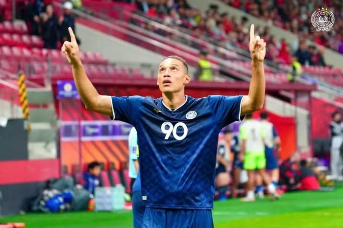 Perea hoàn tất cú đúp vào lưới Cảng Thượng Hải (Ảnh: CAHN FC)