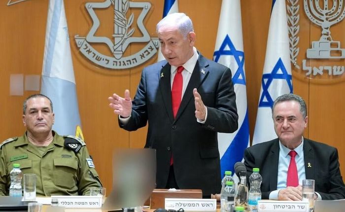 Israel dự kiến tổ chức bầu cử quốc hội ngày 27/10. Các cuộc thăm dò cho thấy cả liên minh cầm quyền do đảng Likud của ông Netanyahu dẫn dắt lẫn phe đối lập đều khó giành đủ 61 ghế để tự thành lập chính phủ.