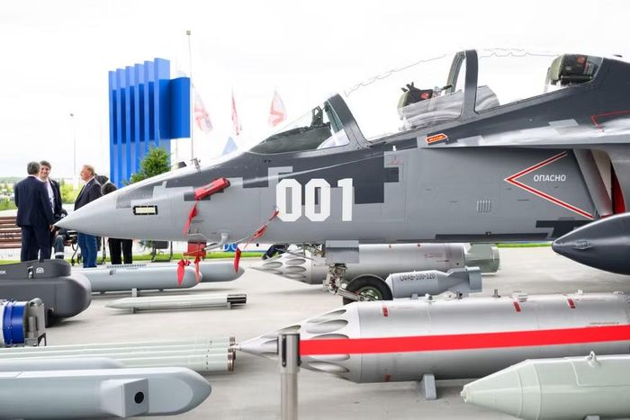 Yak-130M được thiết kế như một nền tảng đa năng, đảm nhiệm hai vai trò. Trong thời bình và ở hậu phương, nó vẫn là một máy bay huấn luyện lý tưởng, có khả năng mô phỏng tiêm kích thế hệ thứ tư và thứ năm.
