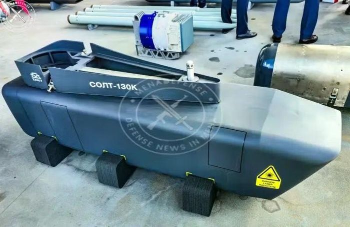 Nhà sản xuất cho biết đây là một tổ hợp APS hoàn chỉnh, hoạt động theo 3 giai đoạn và tạo ra một "mái vòm" phòng thủ bất khả xâm phạm xung quanh máy bay.