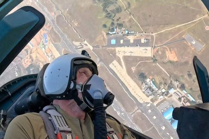 Yak-130M có thể hoạt động độc lập trong tầm bắn của tên lửa phòng không vác vai (MANPADS) và các hệ thống phòng không hạng nhẹ, thực hiện cuộc tấn công chính xác và có chi phí vận hành rẻ hơn đáng kể so với tiêm kích truyền thống.