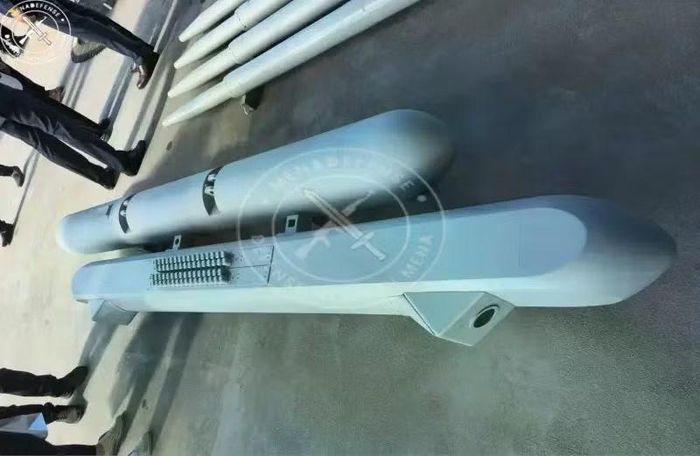 Các cảm biến của hệ thống sẽ tự động phát hiện tên lửa đang bay tới và ngay lập tức triển khai gây nhiễu điện tử, làm mù các hệ thống tìm kiếm và phát hiện mục tiêu của đối phương.