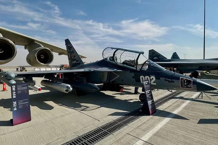Trong chiến đấu, Yak-130M có thể chuyển đổi thành máy bay tấn công hạng nhẹ để hỗ trợ hỏa lực tầm gần, tấn công chính xác mục tiêu mặt đất và đánh chặn đối tượng trên không bay ở tốc độ thấp.