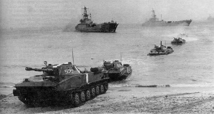 Xe tăng lội nước PT-76 lần đầu tiên ra mắt tại một cuộc duyệt binh vào ngày 1/5/1951, khi mới tiến hành công tác thử nghiệm, đây là điều bất thường với vũ khí của Liên Xô, bởi chúng thường chỉ được giới thiệu sau khi đã hoàn thiện.