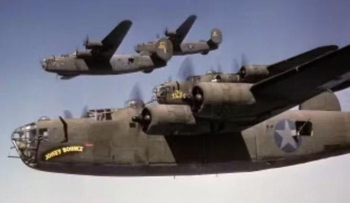Ở một số biến thể, B-24 có thể bay xa hơn và mang tải trọng bom lớn hơn B-17 trong những điều kiện nhiệm vụ tương ứng.