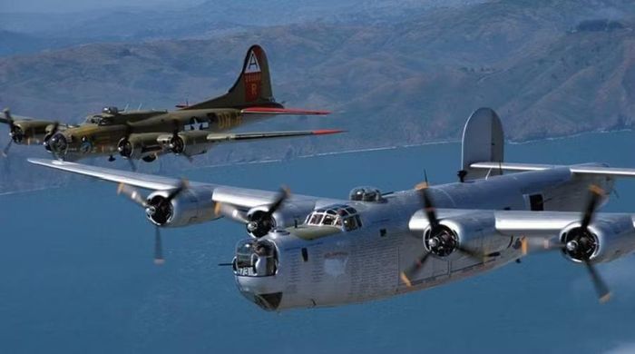 Trong Thế chiến II, B-24 Liberator và B-17 Flying Fortress là hai dòng oanh tạc cơ hạng nặng quan trọng của Mỹ.