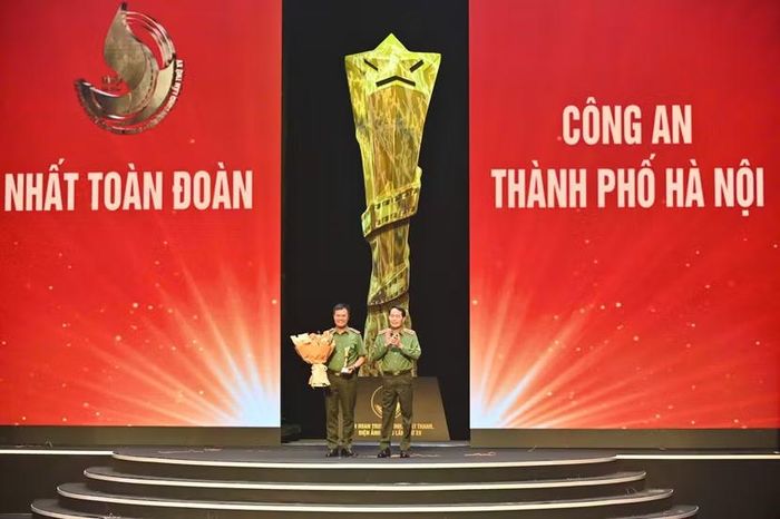 Thượng tướng Lê Quốc Hùng, Thứ trưởng Bộ Công an, trao giải Nhất toàn đoàn cho Công an TP Hà Nội, đơn vị lần thứ hai liên tiếp dẫn đầu tại "Liên hoan Truyền hình, Phát thanh, Điện ảnh Công an nhân dân"