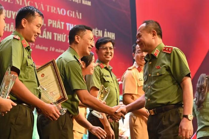 Anh hùng Lực lượng vũ trang Nhân dân, Trung tướng Nguyễn Thanh Tùng, Ủy viên Ban Thường vụ Thành ủy, Bí thư Đảng ủy, Giám đốc Công an TP Hà Nội chúc mừng các đơn vị giành giải Bạc tại Liên hoan