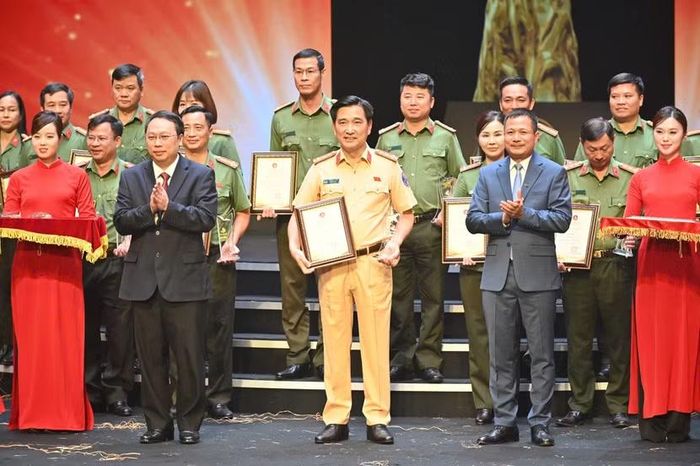 Thứ trưởng Bộ VHTT&DL Nguyễn Huy Dũng và nhà báo Đỗ Đức Hoàng, Phó Tổng Giám đốc Đài Truyền hình Việt Nam, đồng Chủ tịch Liên hoan trao giải Vàng tặng các tác giả, nhóm tác giả có tác phẩm xuất sắc tại Liên hoan