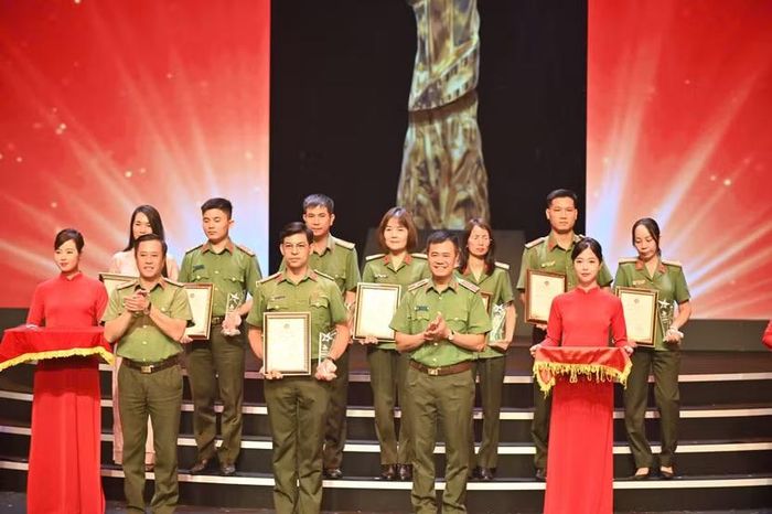 Thiếu tướng Nguyễn Ngọc Quyền, Phó Giám đốc Công an TP Hà Nội, Phó Trưởng Ban Tổ chức Liên hoan và Đại tá Nguyễn Anh Tuấn, Phó Cục trưởng Cục Truyền thông CAND Giám đốc Truyền hình Công an Nhân dân (ANTV), trao giải Bạc, chúc mừng các tác giả, nhóm tác giả có tác phẩm đoạt giải tại Liên hoan