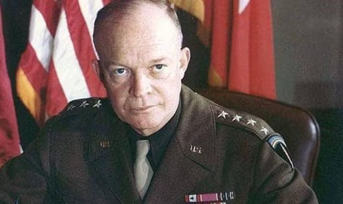 Tướng Dwight Eisenhower là một trong những nhân vật từng sử dụng B-25J được cải biến cho mục đích vận chuyển.