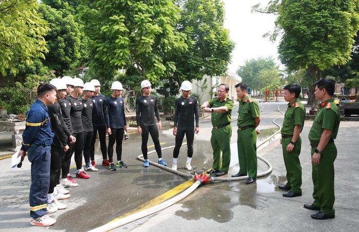 Đại tá Hoàng Ngọc Huynh hướng dẫn, chia sẻ kinh nghiệm thi đấu quốc tế với đội tuyển.