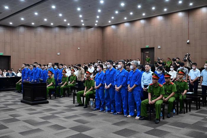 Các bị cáo tại điểm cầu xét xử trực tiếp ở trụ sở TAND TP Hà Nội. 
