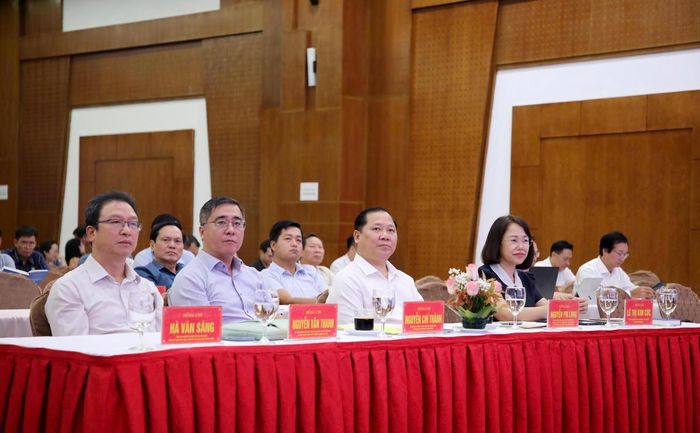 Ông Nguyễn Phi Long, Ủy viên Trung ương Đảng, Phó Bí thư Thường trực Đảng ủy Dân vận, Mặt trận và các đoàn thể Trung ương, Phó Chủ tịch UBTƯ MTTQ Việt Nam cùng các đại biểu tham dự hội nghị.