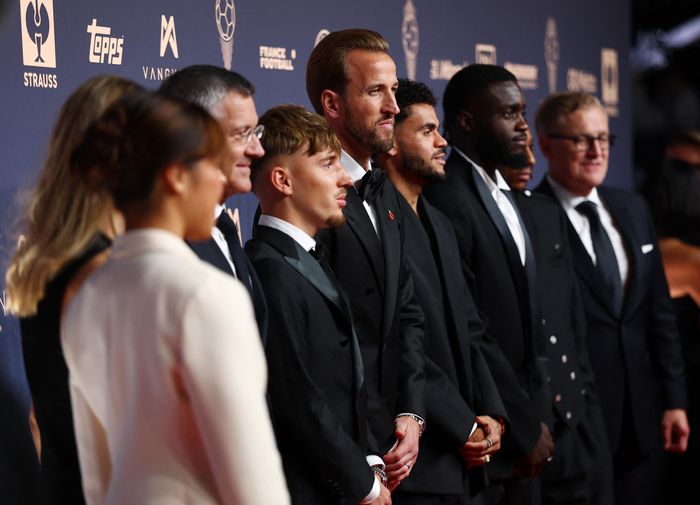 Kane nhận giải từ huyền thoại Ronaldo.