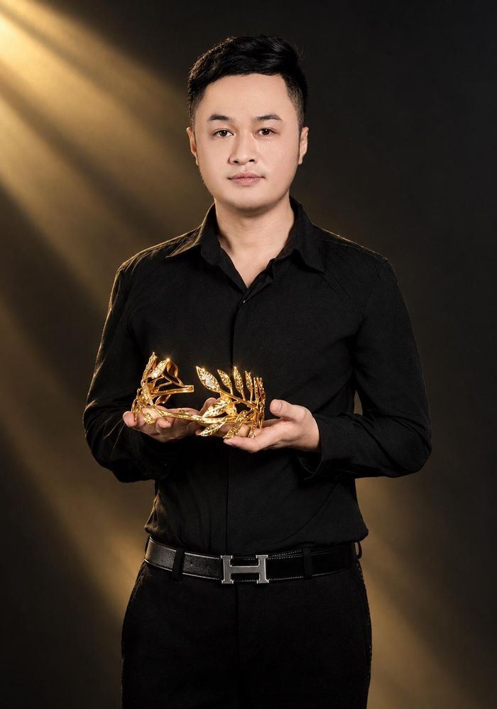 Trước thềm chung kết, NTK Đỗ Vân Trí gửi đến các thí sinh thông điệp: “Chiếc vòng nguyệt quế không chỉ đại diện cho khoảnh khắc chiến thắng, mà còn tôn vinh cả hành trình để đi tới chiến thắng”. Dù có trở thành nhà vô địch Olympia hay không, anh mong các thí sinh giữ tinh thần học hỏi, lòng tử tế và ý chí vươn lên. Bởi tri thức không chỉ giúp mỗi người chinh phục những đỉnh cao, mà còn vận dụng để tạo ra giá trị tốt đẹp cho xã hội.