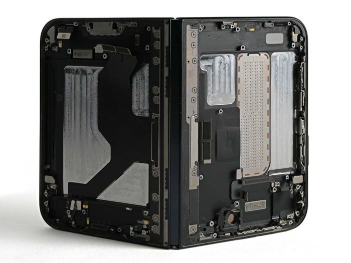  Bên trong 2 nửa iPhone Duo là các khoang chứa linh kiện và hệ thống bản lề ở chính giữa. Cấu trúc tương đối phẳng giúp tiếp cận nhiều bộ phận mà không cần tháo rời quá nhiều chi tiết khác. Ảnh: iFixit. 
