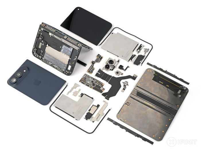 Toàn bộ linh kiện iPhone Duo sau quá trình tháo máy. iFixit chấm thiết bị 5/10 điểm về khả năng sửa chữa, cao nhất trong số điện thoại gập nhóm từng đánh giá, nhưng việc thay màn hình trong và sửa bản lề vẫn rất phức tạp. Ảnh: iFixit. 