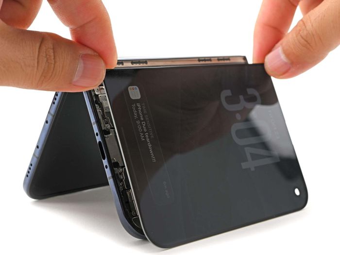  Màn hình ngoài của iPhone Duo có thể tháo rời mà không bị hư hỏng. Theo iFixit, thiết kế này giúp kỹ thuật viên tiếp cận các linh kiện phía dưới thuận tiện hơn, giảm nguy cơ phát sinh thêm lỗi trong quá trình sửa chữa. Khi đóng máy, phần màn hình bên trong uốn cong nhẹ tại khu vực bản lề thay vì bị ép gập hoàn toàn. Cấu trúc này giúp giảm lực tác động lên tấm nền OLED trong quá trình sử dụng. Ảnh: iFixit. 